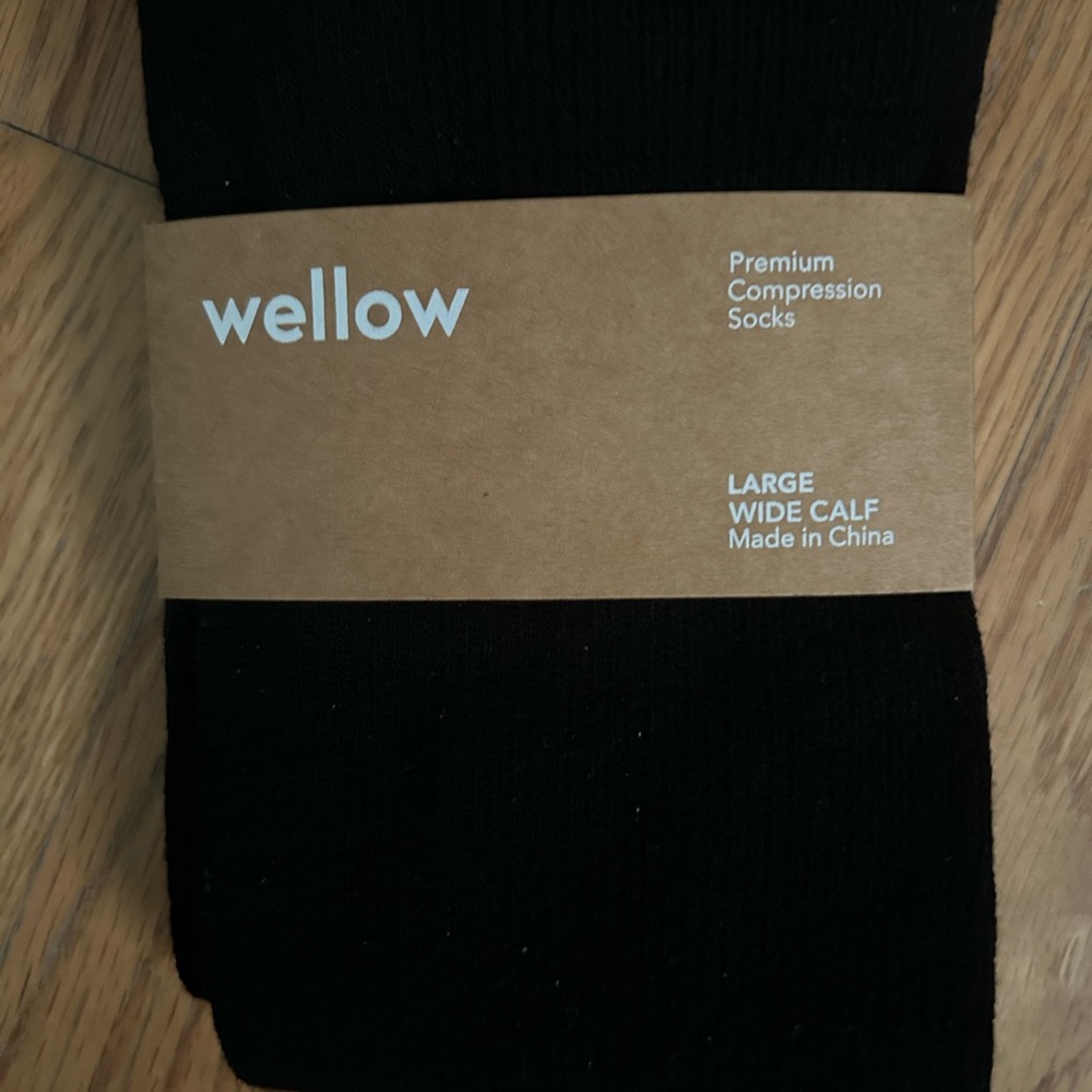Wellow compression socks